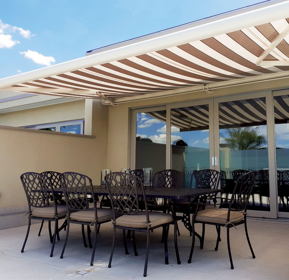 Apakah perbezaan antara awning kaset terbuka dan tertutup?