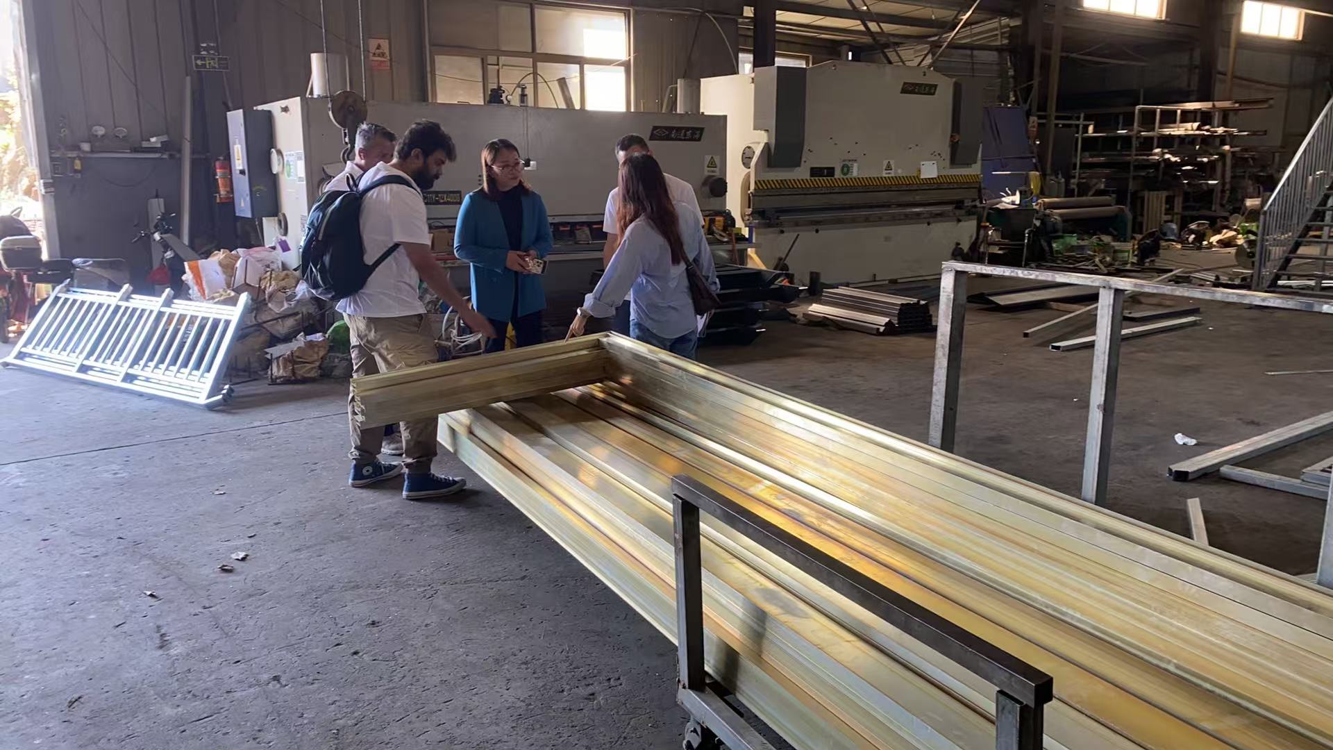 Pelanggan Dubai Memeriksa Penyelesaian Pagar Keluli Tahan Karat di Vionta Metal