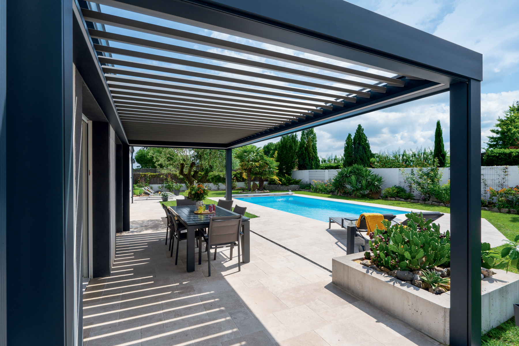 Sejauh mana kalis air pergola louvered aluminium semasa hujan lebat, dan bagaimanakah kapasiti salirannya harus diuji?